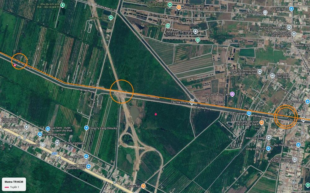 Hai vòng tròn ga của tuyến metro số 1 trên trục Trần Hải Phụng, cạnh nút giao dạng hoa thị đang thi công giữa đồng